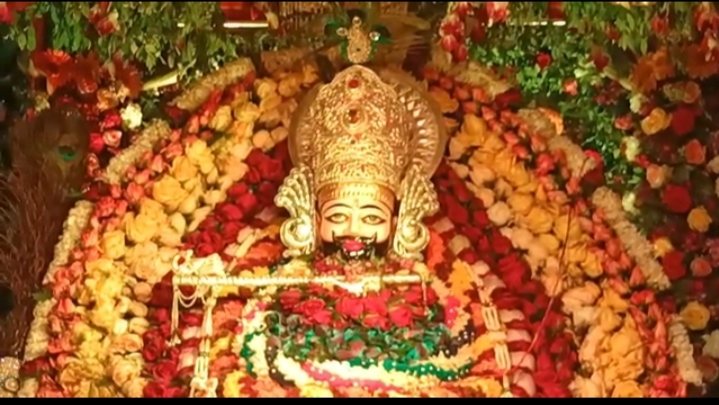 फूलों से सजा बाबा का दरबार, भक्तों ने किए दर्शन