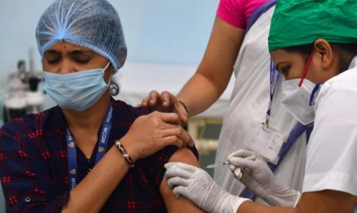 स्वास्थ्यकर्मियों ने गाँव-गाँव पहुँचकर लगाए टीके, लोगों ने जताया आभार